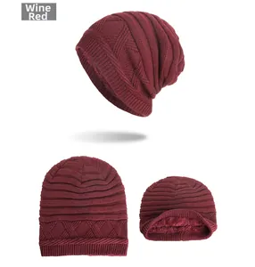 Détail du bonnet en tricot bordeaux avec doublure polaire chaude et texture rayée