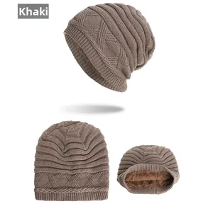 Détails du bonnet en tricot kaki avec texture rayée et doublure épaisse en polaire