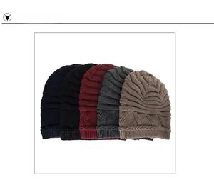 Groupe de cinq bonnets en maille rayés en bleu marine, noir, rouge, gris et kaki