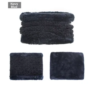 Détails du tour de cou bleu marine montrant la maille douce et la doublure en peluche épaisse