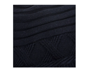 Détail de la maille bleu marine montrant les motifs de tricot torsadé et côtelé