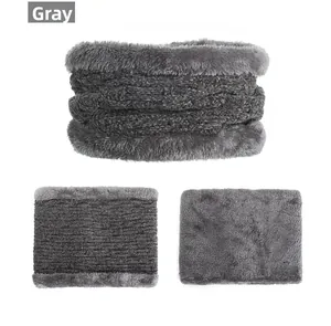 Vue détaillée du tour de cou en tricot gris foncé avec doublure en peluche épaisse