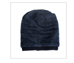 Détail de la doublure en peluche épaisse à l'intérieur du bonnet en maille bleu marine