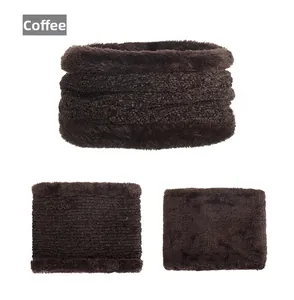 Vue détaillée du tour de cou en peluche marron café montrant le tricot et la doublure polaire