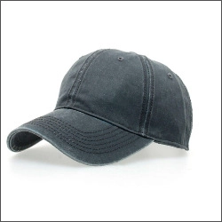 Λεπτομέρεια βαμβακερού καπέλου μπέιζμπολ με ενισχυμένες ραφές και οπές σε σκούρο γκρι χρώμα