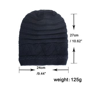 Bonnet en tricot rayé bleu foncé doublé polaire avec dimensions de 27cm sur 24cm
