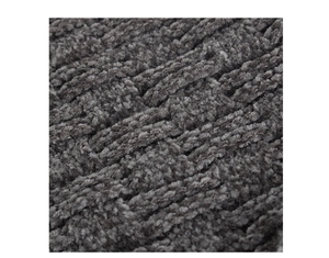 Vue macro détaillée d'un tricot gris foncé à grosses mailles et texture côtelée