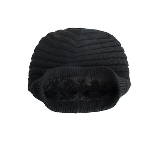 Bonnet en maille noire d'hiver avec doublure polaire épaisse et bord à côtes pour le froid