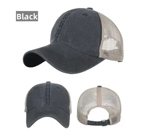 Tre viste di un cappellino da baseball in cotone lavato con rete e cinturino regolabile