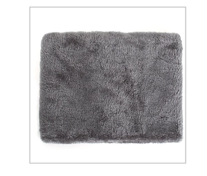 Vue détaillée du cache-col en fourrure synthétique gris foncé à texture pelucheuse