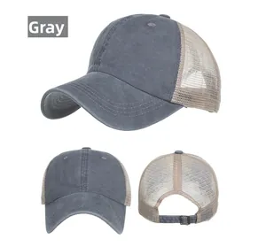 Dettaglio cappello trucker in cotone grigio con rete traspirante e fibbia in metallo regolabile
