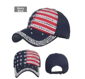 Detailansicht der marineblauen Baseballkappe mit US-Flagge und silbernen Strasssteinen