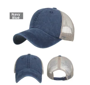 Vista a tre lati di un cappello da baseball in rete blu navy con fibbia in metallo regolabile