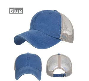 Vista dettagliata del cappello trucker in cotone blu con rete grigia e fibbia in metallo