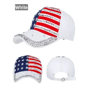 Detailaufnahmen der weißen Baseballkappe mit US-Flaggen-Design und glänzenden Strasssteinen