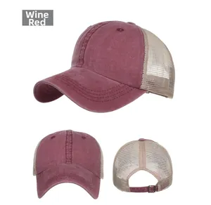 Dettaglio del cappellino da baseball bordeaux in cotone con rete traspirante e fibbia