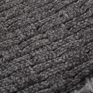 Gros plan d'un cache-col en tricot côtelé gris foncé de haute qualité à texture velours