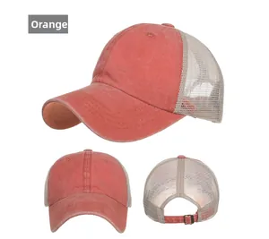 Tre viste di un cappellino trucker vintage arancione in cotone lavato con rete traspirante e fibbia