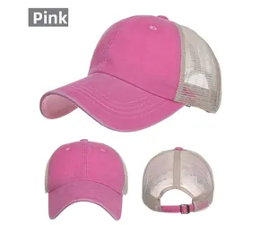 Viste dettagliate del cappellino trucker in cotone lavato rosa con rete e fibbia in metallo