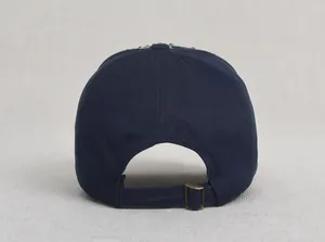 Detailansicht der dunkelblauen Baseballkappe hinten mit verstellbarem Gurt und Metallschnalle