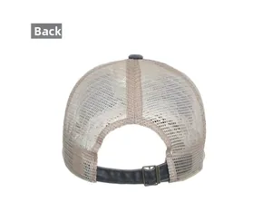 Vista posteriore del cappello trucker in cotone lavato con rete e cinturino regolabile