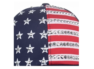 Detailaufnahme der USA-Flaggen-Baseballkappe mit Strass-Sternen und Streifen