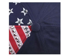 Makro-Detail des mit Strass besetzten Stern-Streifen-Musters auf einer blauen Baseballcap