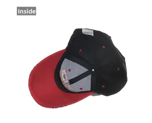 Detalle de las costuras interiores y la etiqueta de 100% acrílico de la gorra