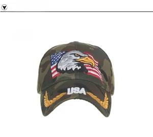 Primer plano del bordado de bandera USA y águila en gorra de béisbol de camuflaje