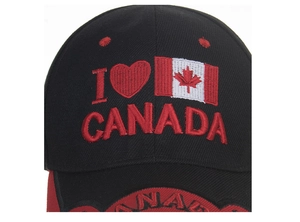 Détail macro de la broderie de feuille d'érable rouge sur casquette de baseball noire