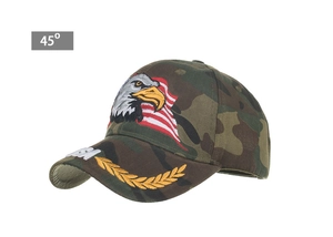 Detalle del bordado de la bandera de EE. UU. y águila en gorra de camuflaje con hojas