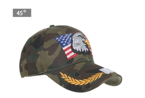 Detalle de gorra de camuflaje con bordado de la bandera USA y águila en la parte frontal