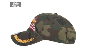 Vista lateral de la gorra de camuflaje con bordado de águila y bandera de EE. UU.
