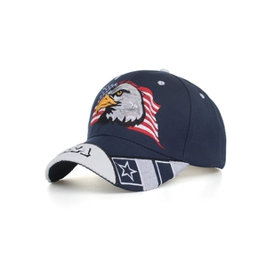 Detail der Stickerei mit Weißkopfseeadler und US-Flagge auf dunkelblauer Baseballkappe