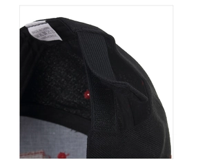 Détail arrière d'une casquette noire avec sangle réglable et étiquette 100% acrylique