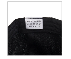 Gros plan sur l'étiquette d'entretien d'une casquette noire en tissu 100% acrylique