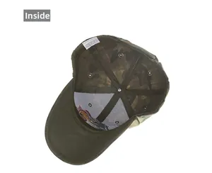 Detalle interior de gorra de camuflaje con etiqueta de 100% acrílico y costuras reforzadas