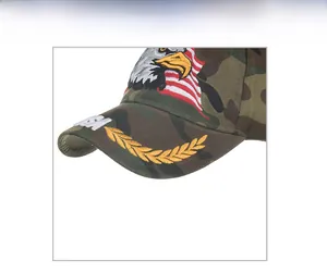 Detalle de bordado de águila y bandera USA en gorra de camuflaje con espigas doradas