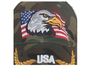 Detalle del bordado premium de águila y bandera de EE. UU. en gorra de camuflaje