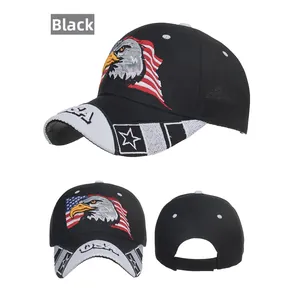 Detailansicht von gesticktem Adler und USA-Flaggen-Patch auf schwarzer Baseballkappe