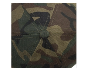 Detalle de la parte superior de la gorra camuflaje con costuras y botón forrado