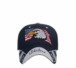 Detaillierte Stickerei mit Adlerkopf und USA-Flagge auf einer dunkelblauen Basecap
