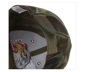 Detalle de gorra de camuflaje con cierre de velcro y etiqueta de 100% acrílico