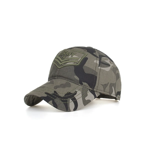 Dettaglio della toppa ricamata ARMY e del motivo mimetico boschivo su un cappello da baseball