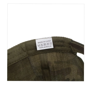 Detalle de la etiqueta de lavado 100% acrílico en la gorra de béisbol camuflaje USA