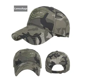 Vista in tre angolazioni di cappello mimetico con ricamo ARMY e fibbia in metallo