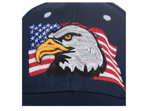 Detaillierte Nahaufnahme der Adler- und USA-Flaggenstickerei auf einer marineblauen Kappe