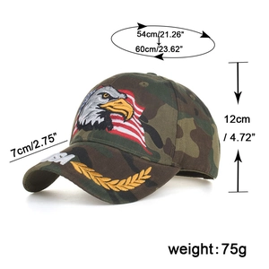 Gorra de camuflaje con bordado de águila y bandera de EE. UU. en fondo blanco