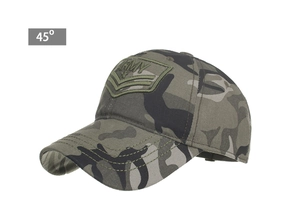 Dettaglio del cappellino mimetico con ricamo Army e cuciture di rinforzo sulla visiera
