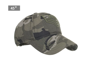Vista dettagliata del ricamo ARMY e dei motivi mimetici sul berretto in cotone twill